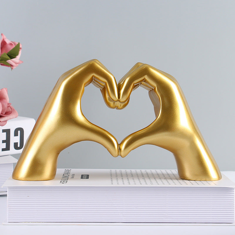 LoveSculpt – Moderne Træhænder Hjerte Statue