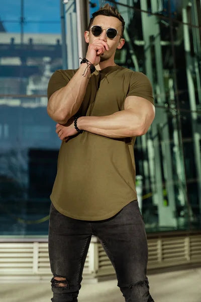 Essentielles T-Shirt mit abgerundetem Saum