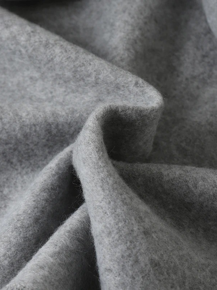 Vilmanya - Hoodie with Front Pocket