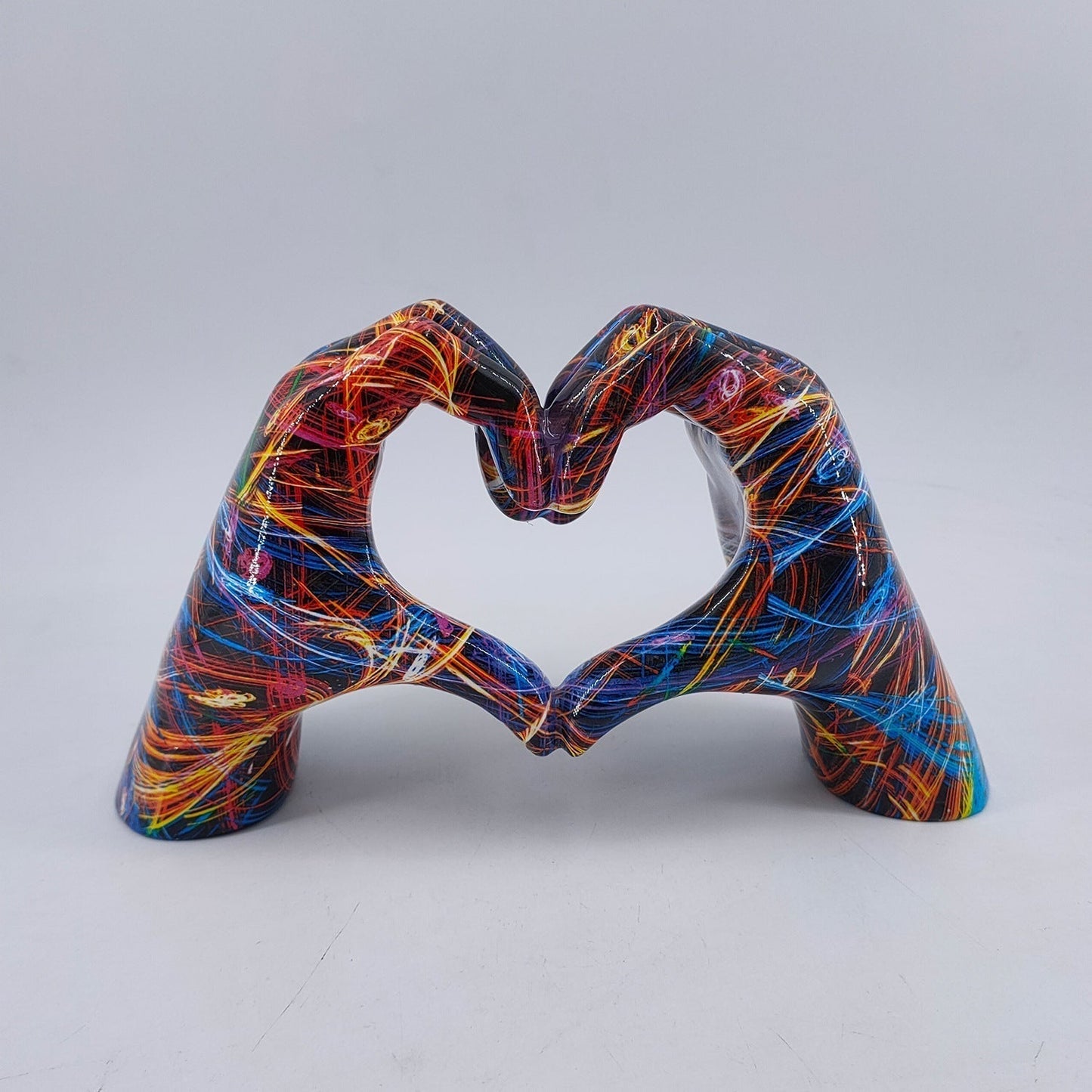 LoveSculpt – Moderne Træhænder Hjerte Statue