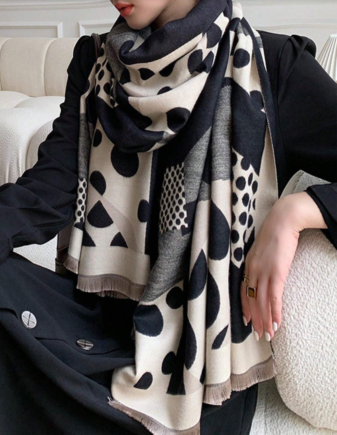 Alyssa – Elegant Graphic Scarf