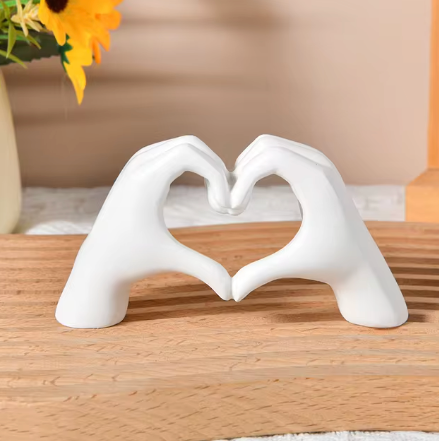 LoveSculpt – Moderne Træhænder Hjerte Statue