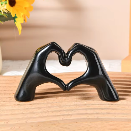 LoveSculpt – Moderne Træhænder Hjerte Statue
