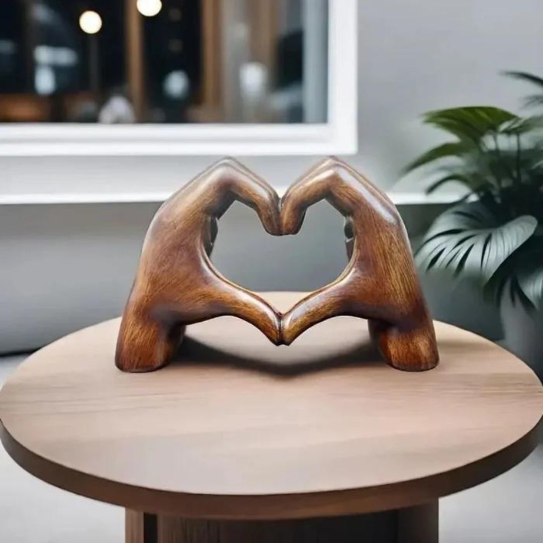 LoveSculpt – Moderne Træhænder Hjerte Statue