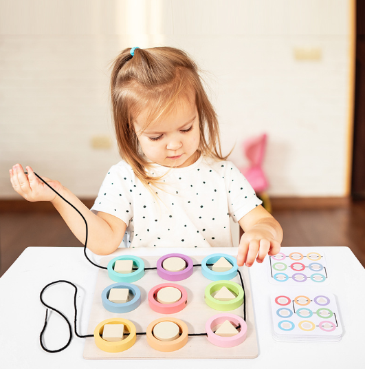 Montessori Geometrisk Snørebåndstavle