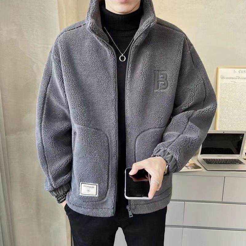 Tykk jakke lavet af syntetisk fleece