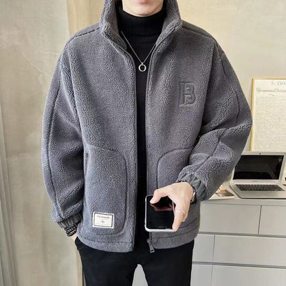 Tykk jakke lavet af syntetisk fleece