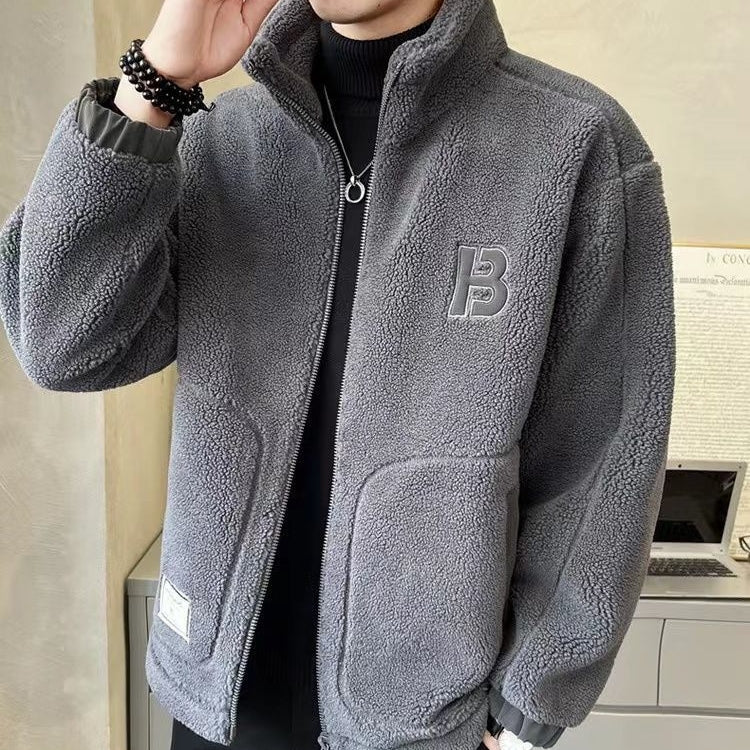 Tykk jakke lavet af syntetisk fleece