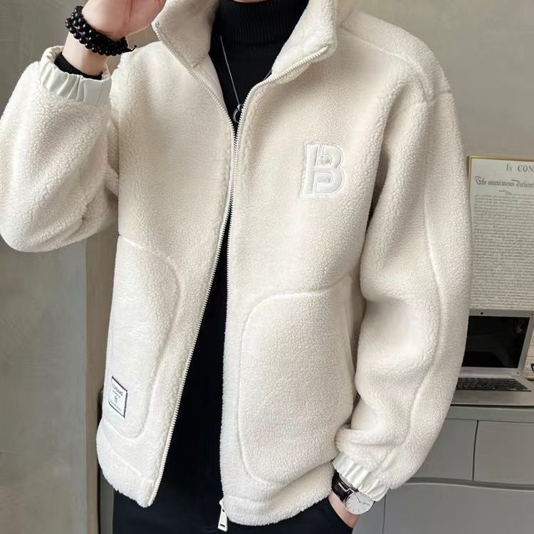Tykk jakke lavet af syntetisk fleece
