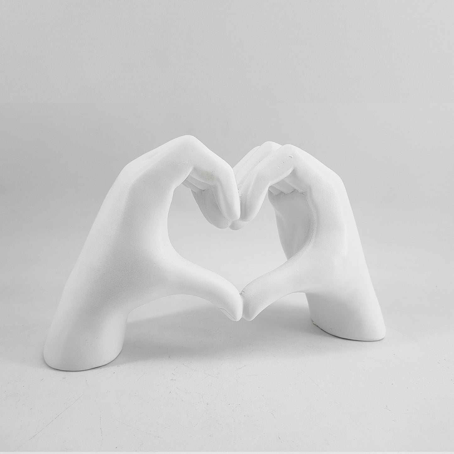 LoveSculpt – Moderne Træhænder Hjerte Statue
