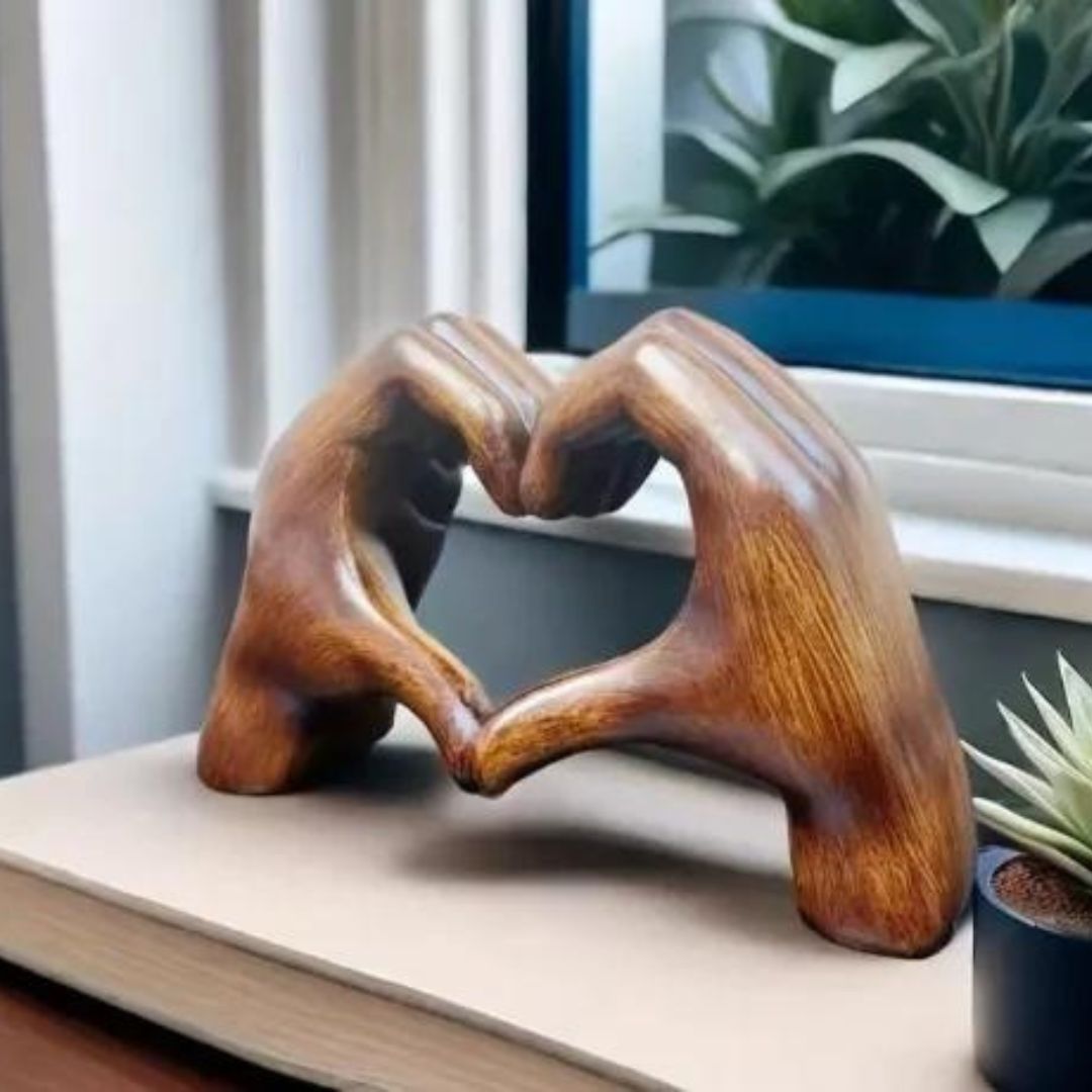 LoveSculpt – Moderne Træhænder Hjerte Statue