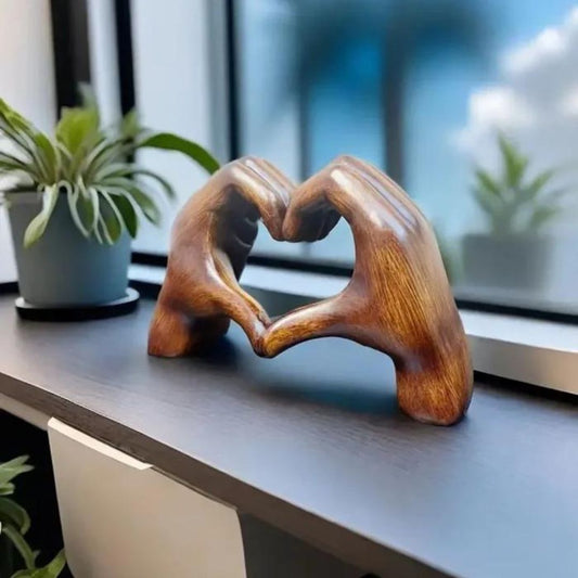 LoveSculpt – Moderne Træhænder Hjerte Statue