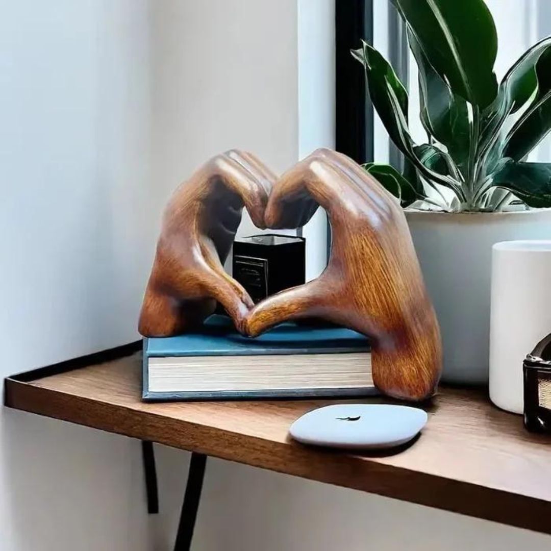 LoveSculpt – Moderne Træhænder Hjerte Statue