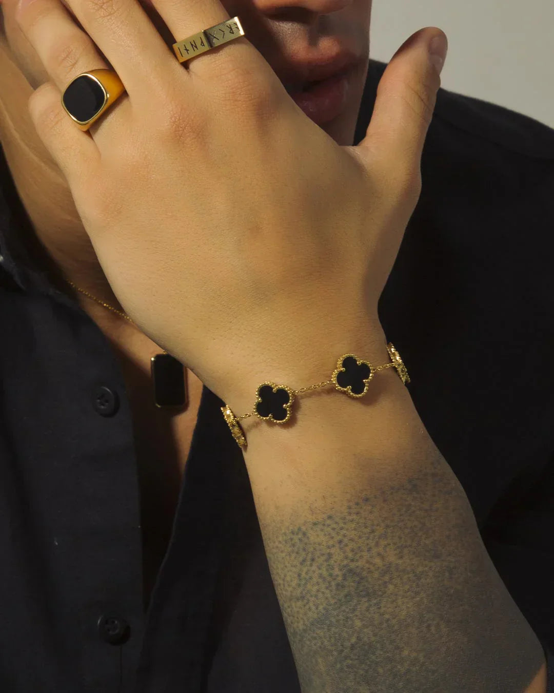 KLOVER BLAD ARMBÅND GULD
