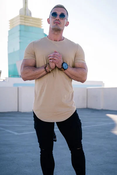 Essentielles T-Shirt mit abgerundetem Saum