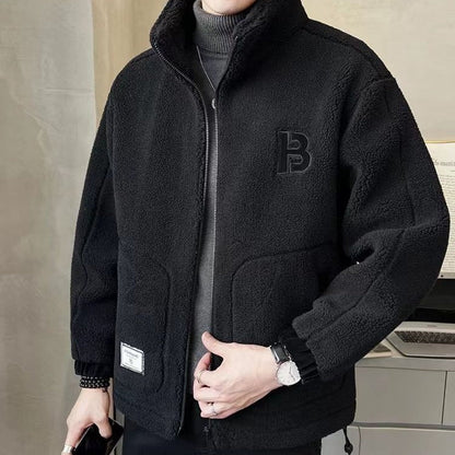 Tykk jakke lavet af syntetisk fleece
