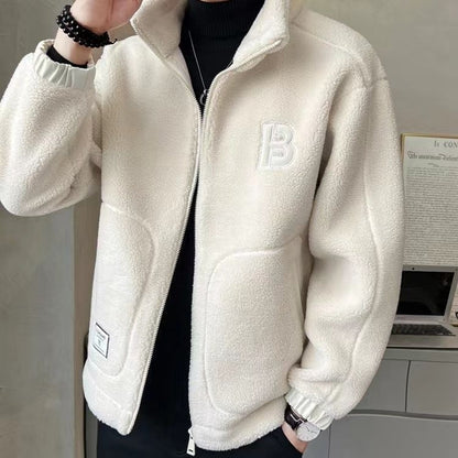 Tykk jakke lavet af syntetisk fleece